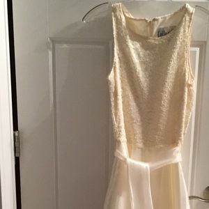 Collections. Organza, polyesters/lace in ivory.